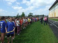 Zbiórka przed biegami sztafetowymi 4x60 m; startowało 15 sztafet dziewcząt i 17 sztafet chłopców.